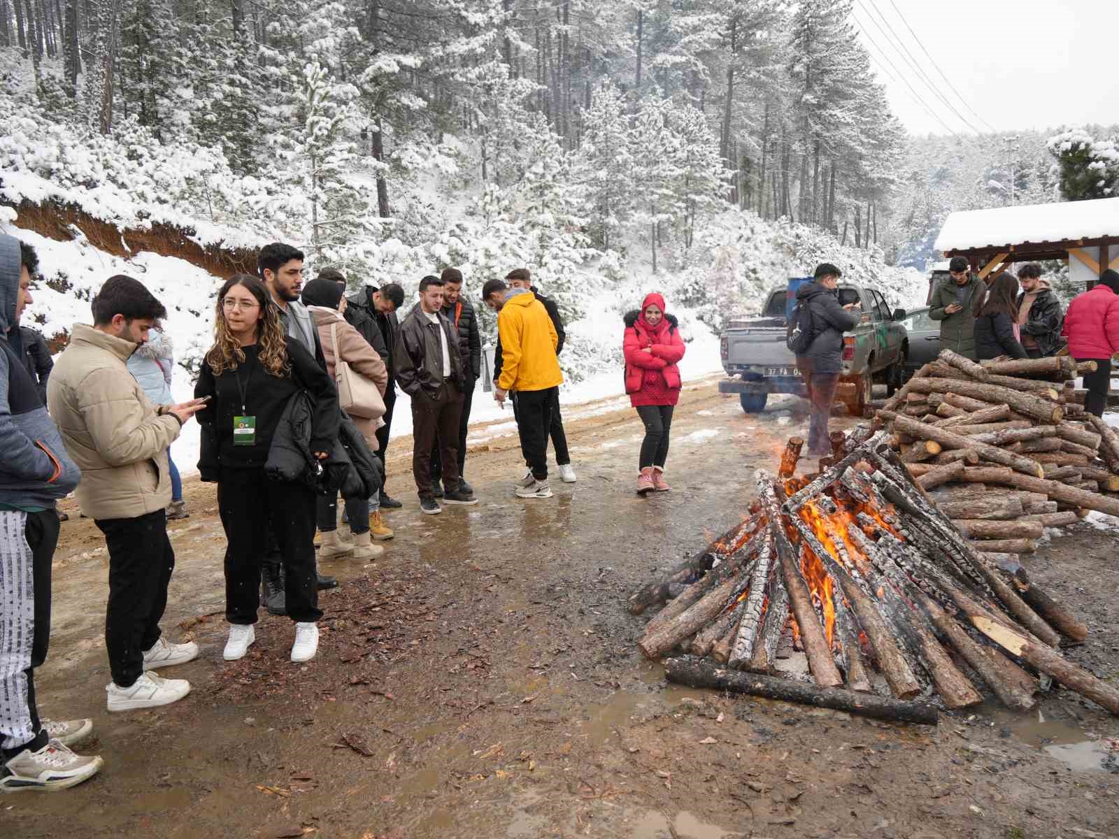 Karla kaplı orman içerisindeki gölet, kış manzarasıyla mest ediyor
