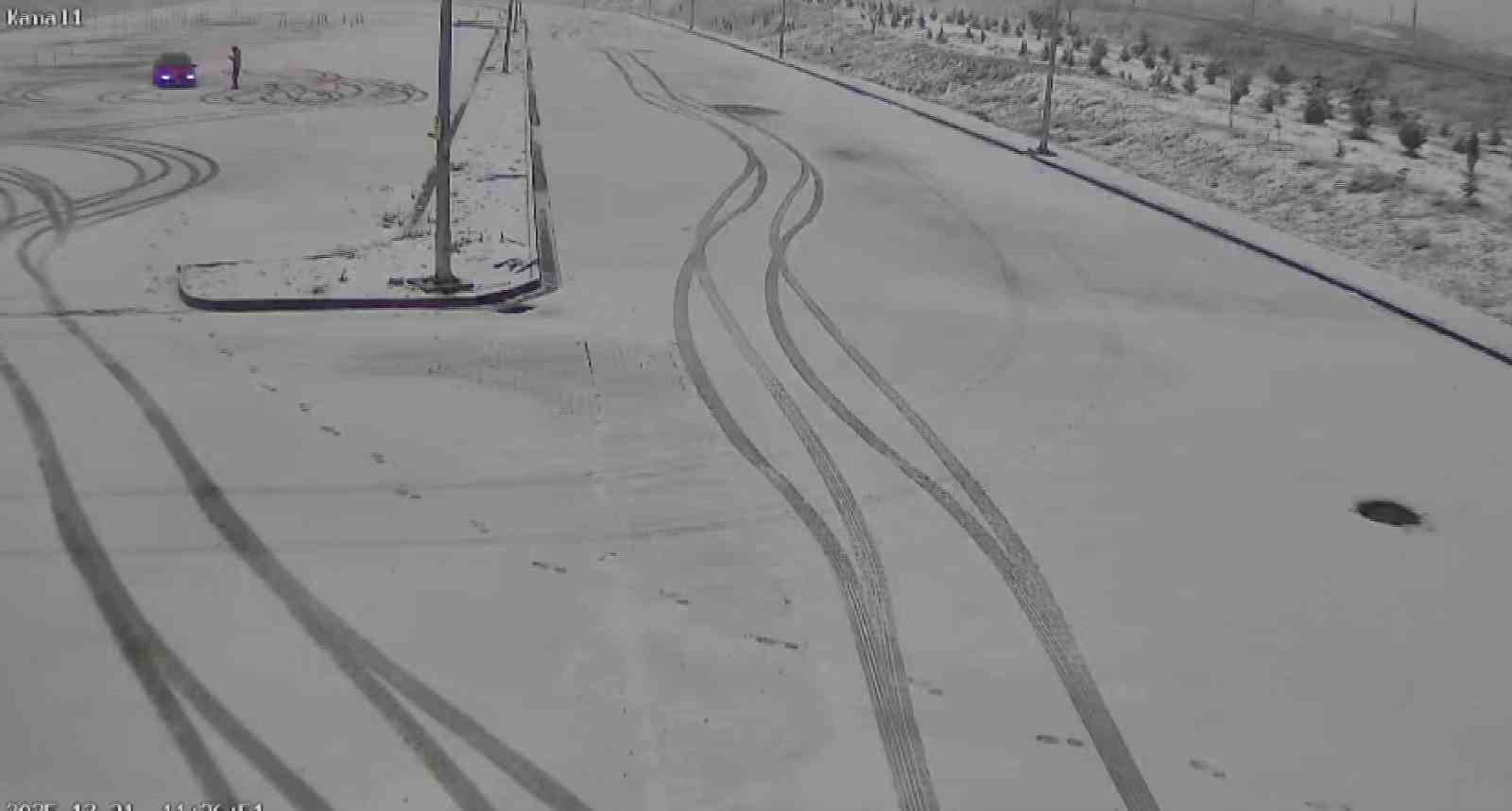 Karla kaplı sınav parkurunda drift yaptılar, kameraya yakalandılar
