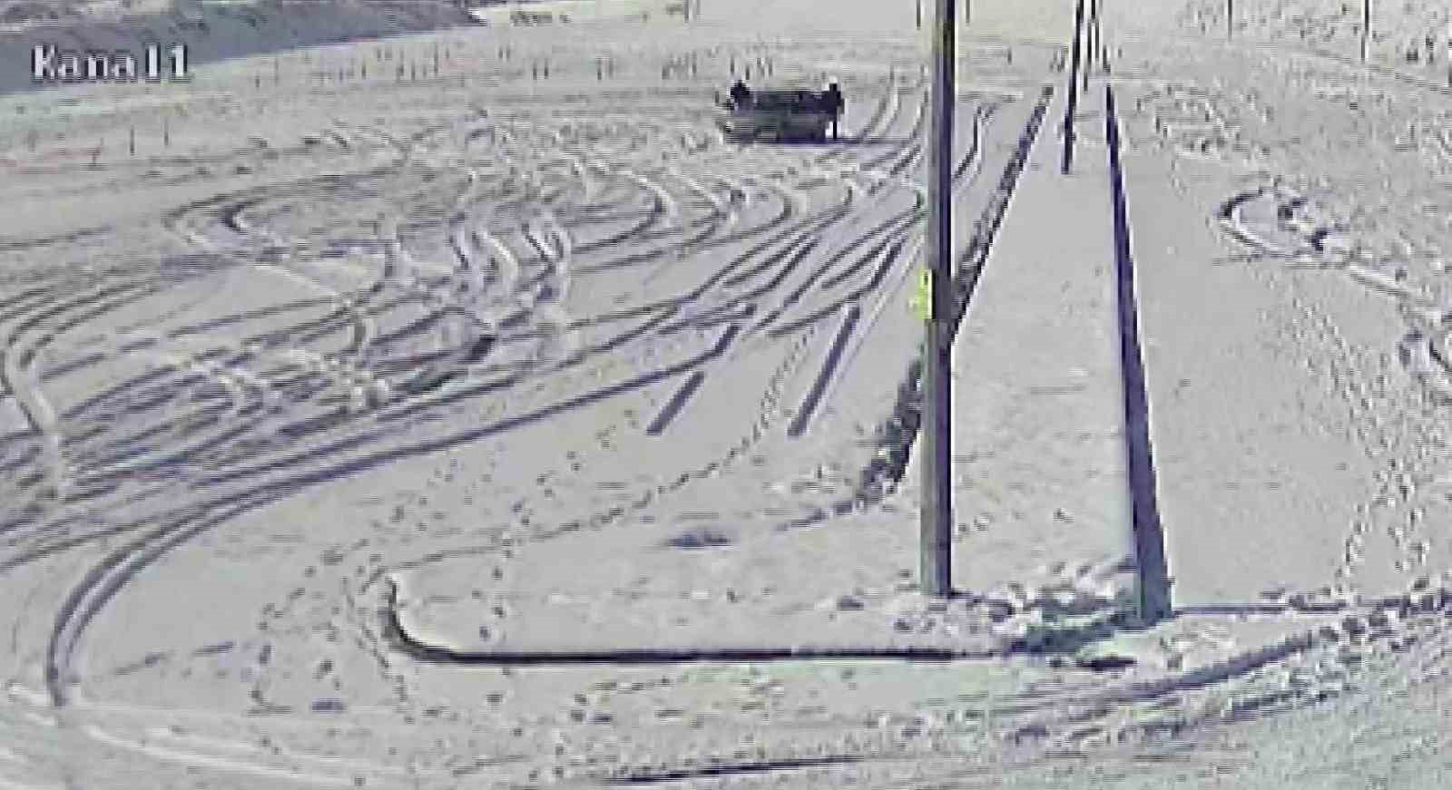 Karla kaplı sınav parkurunda drift yaptılar, kameraya yakalandılar
