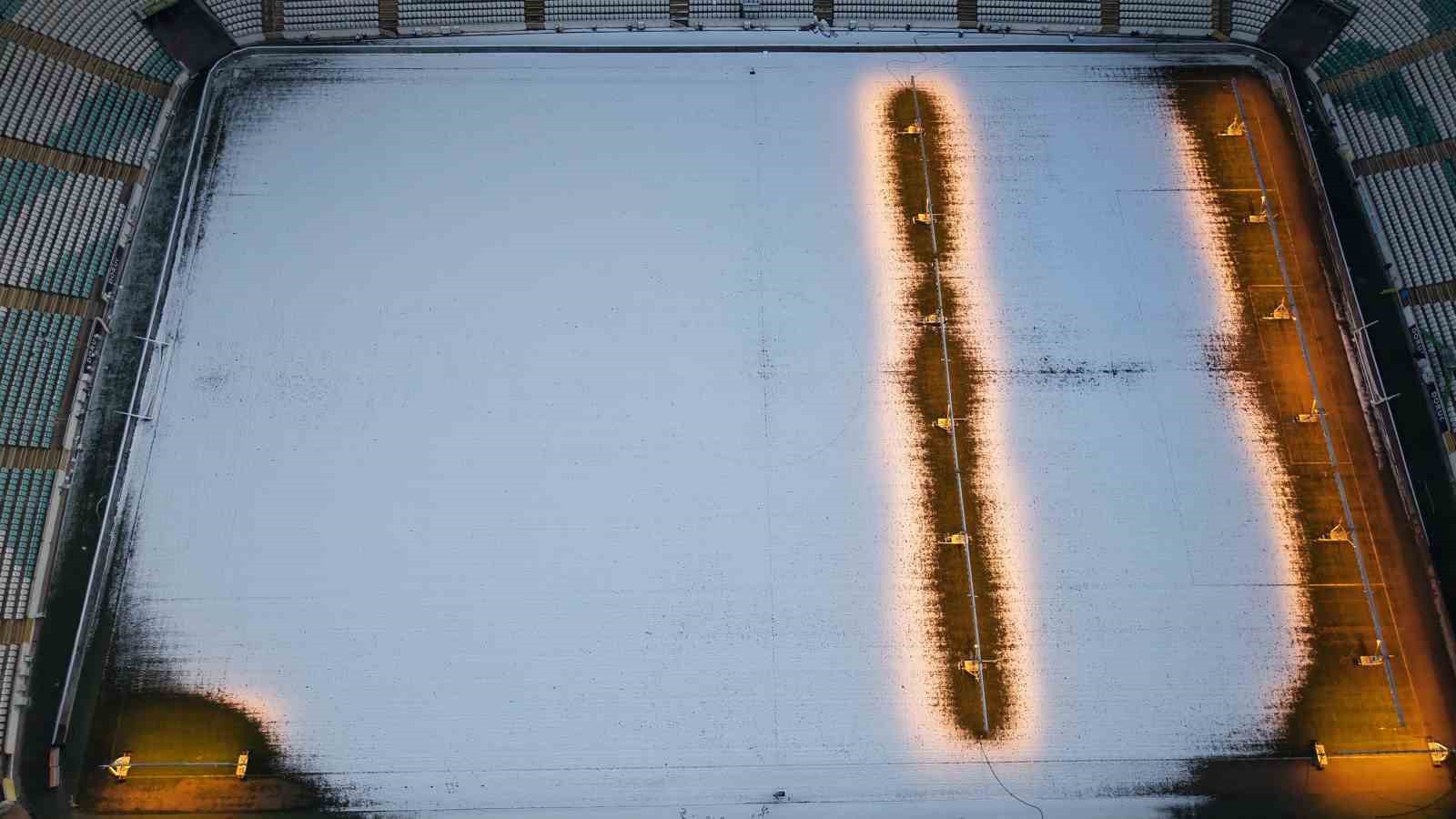Karla kaplı Timsah Arena Stadyumu böyle görüntülendi
