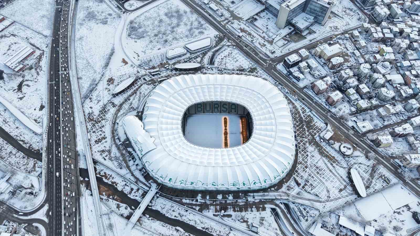 Karla kaplı Timsah Arena Stadyumu böyle görüntülendi
