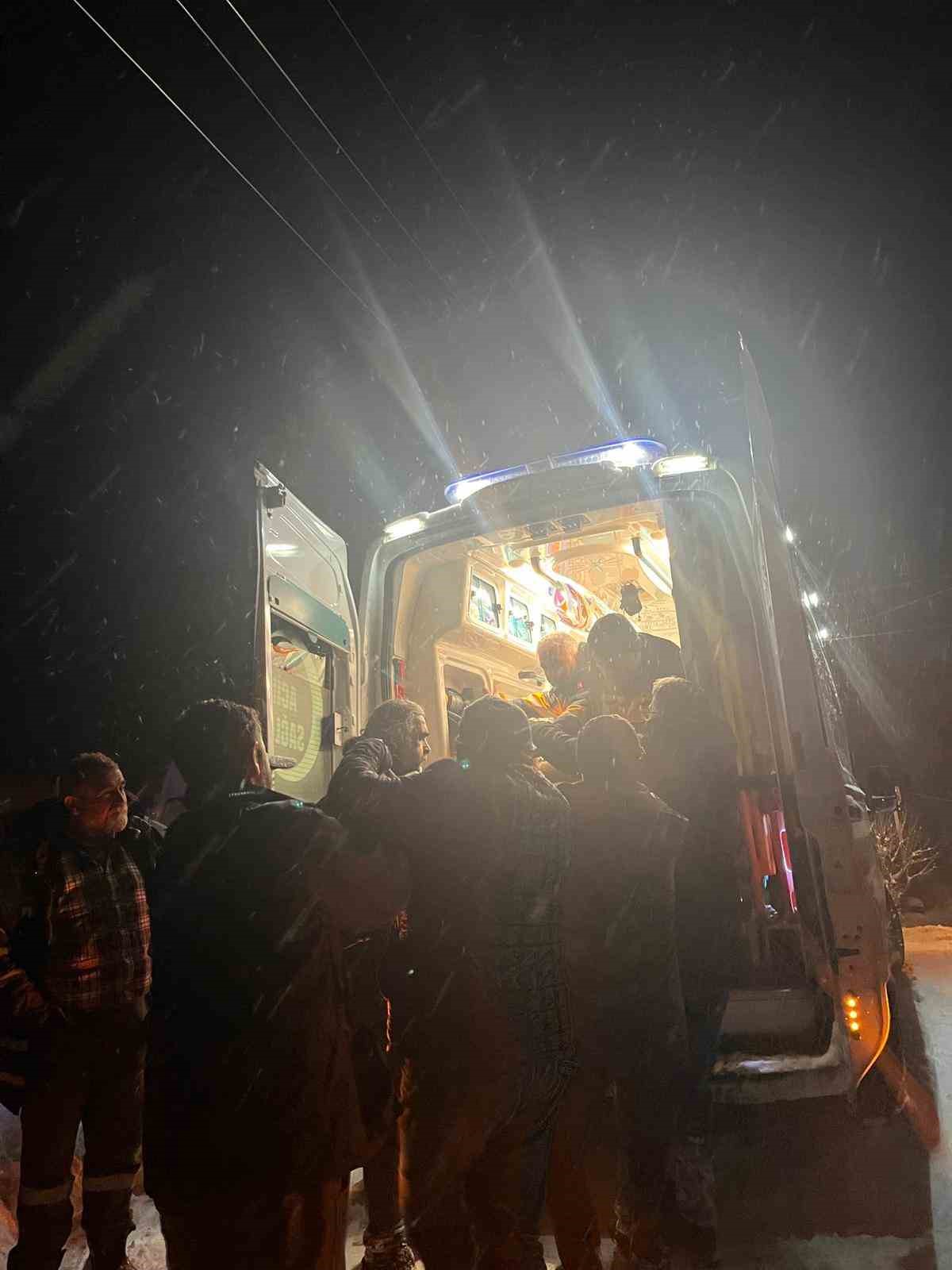 Karla kaplı yollarda zamana karşı yarış kameraya yansıdı
