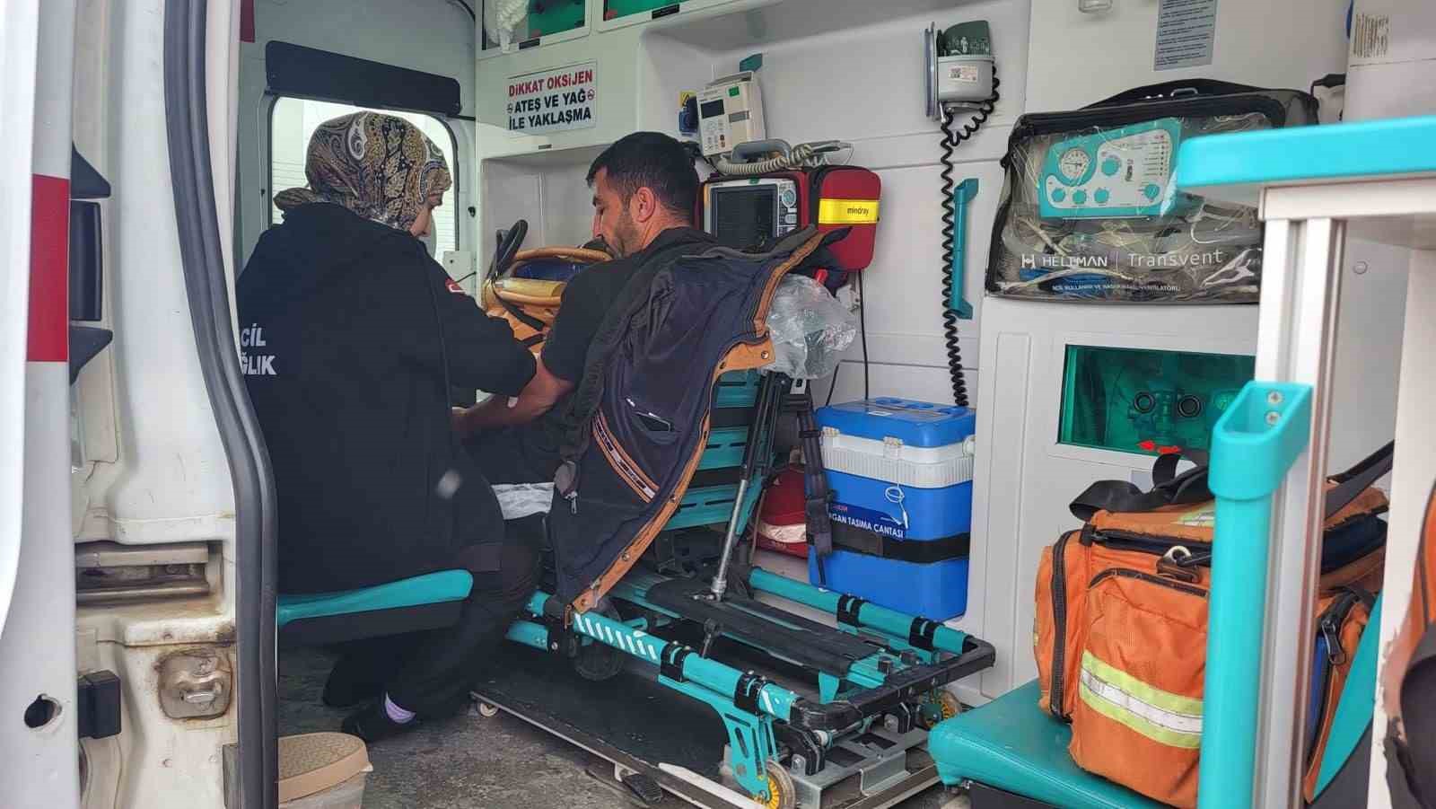 Karla mücadele ekipleri yolları açıyor, hastalara zamanında müdahale yapılıyor
