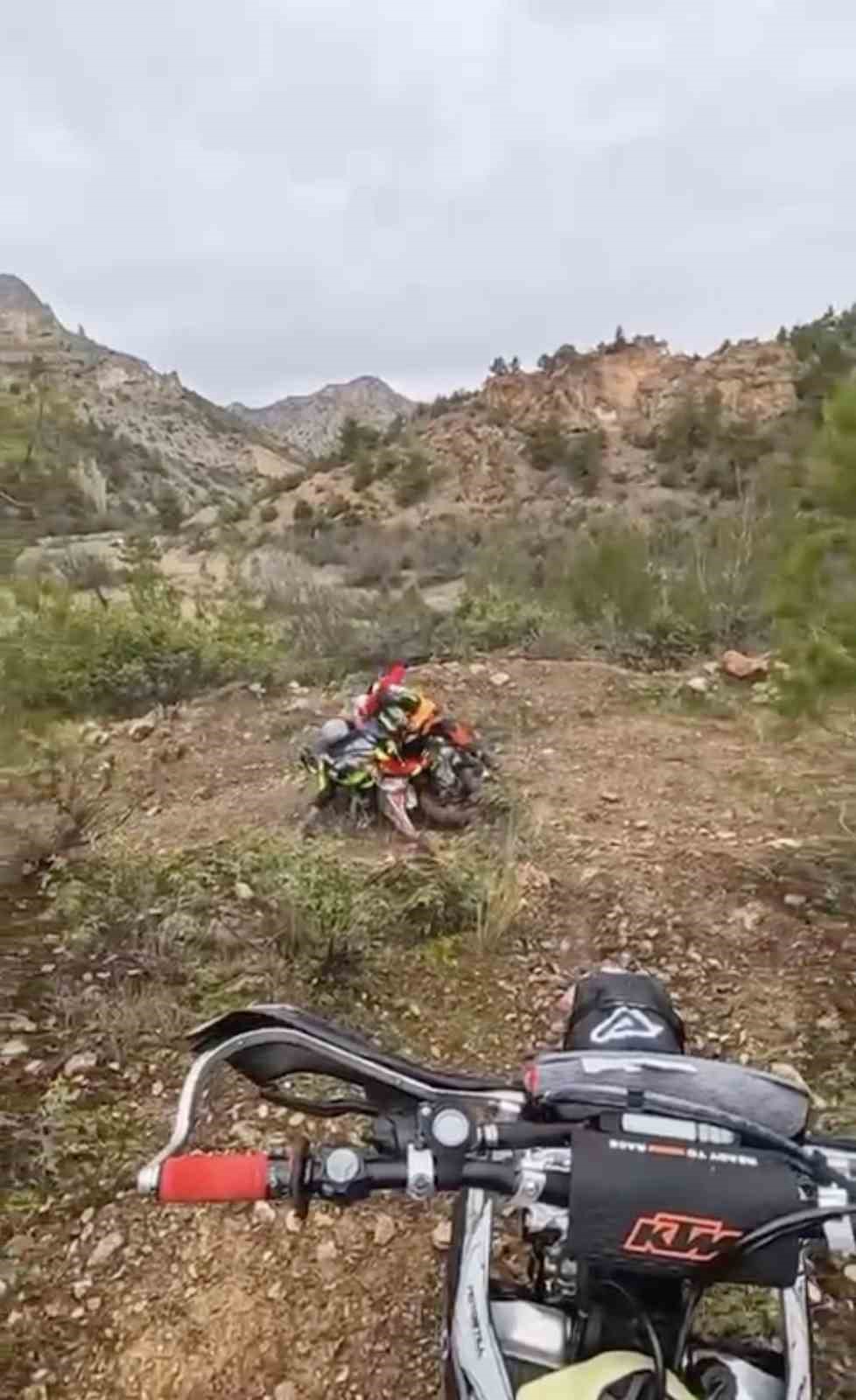 Karlı dağları cross motorlarla aşmaya çalıştılar: Zorlu yolculuk kamyonette son buldu
