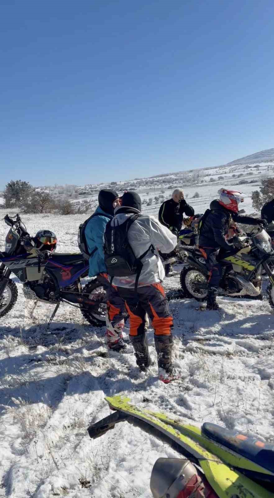 Karlı dağları cross motorlarla aşmaya çalıştılar: Zorlu yolculuk kamyonette son buldu
