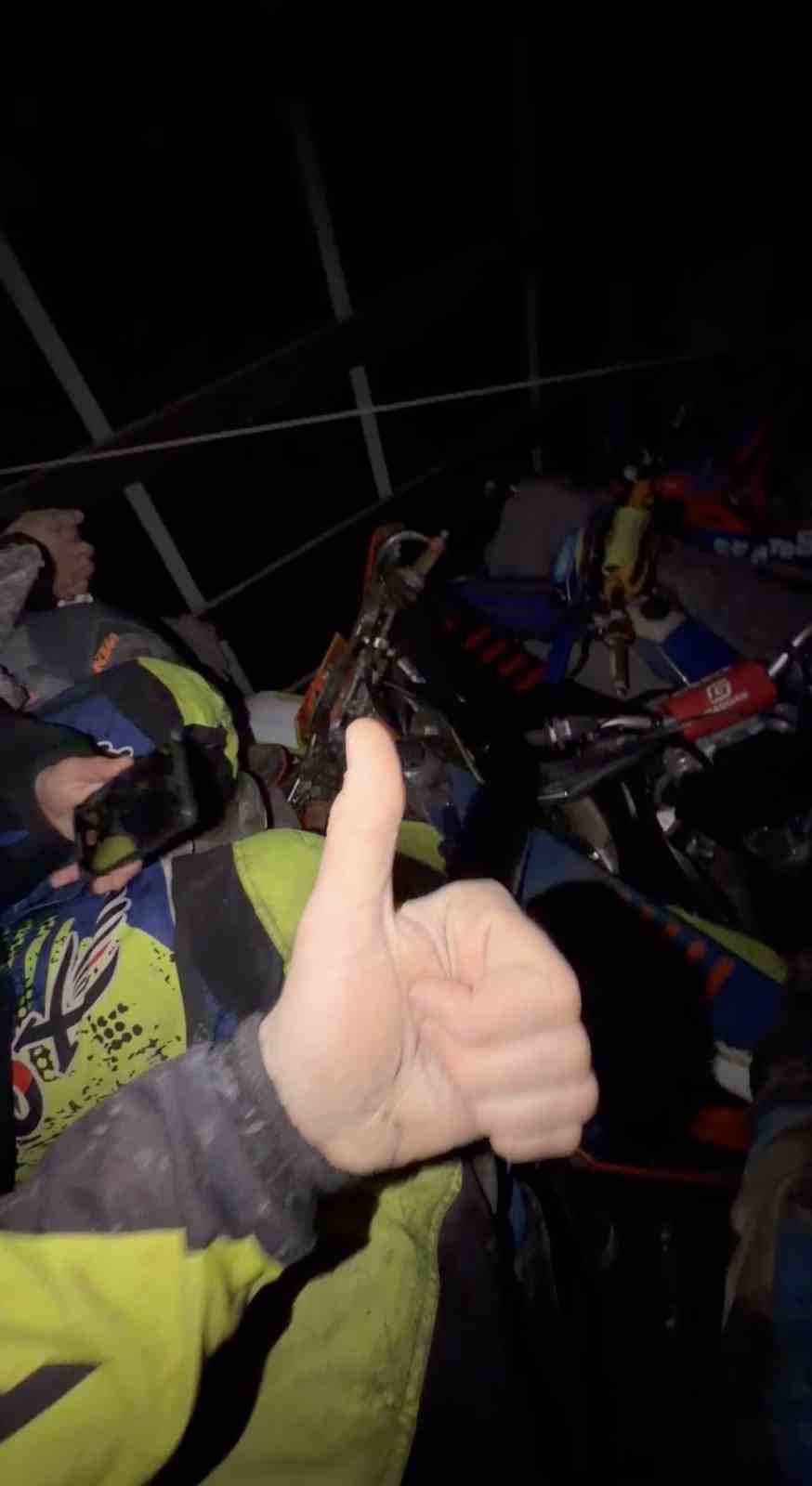 Karlı dağları cross motorlarla aşmaya çalıştılar: Zorlu yolculuk kamyonette son buldu
