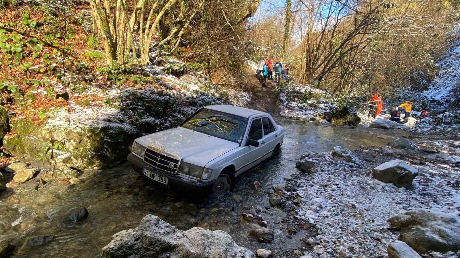Karlı havada atletli bir adam, dere yatağında otomobilden 10 metre uzaklıkta ölü bulundu
