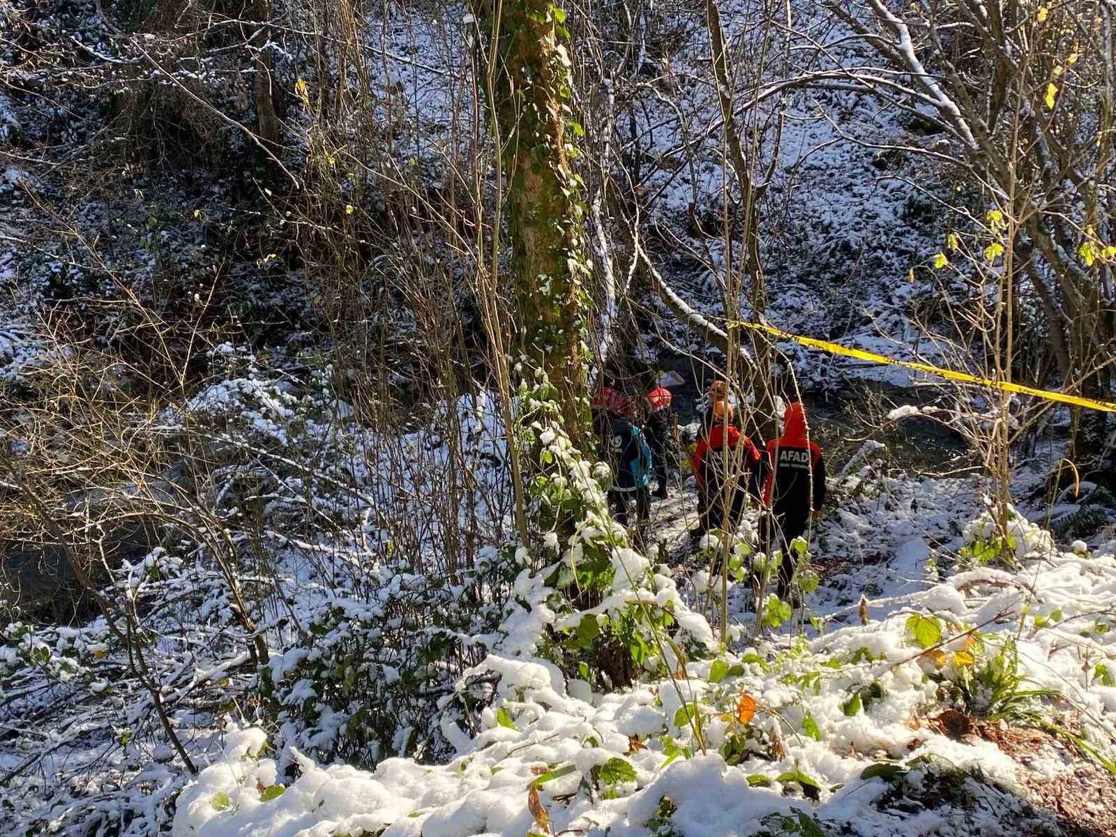 Karlı havada atletli bir adam, dere yatağında otomobilden 10 metre uzaklıkta ölü bulundu
