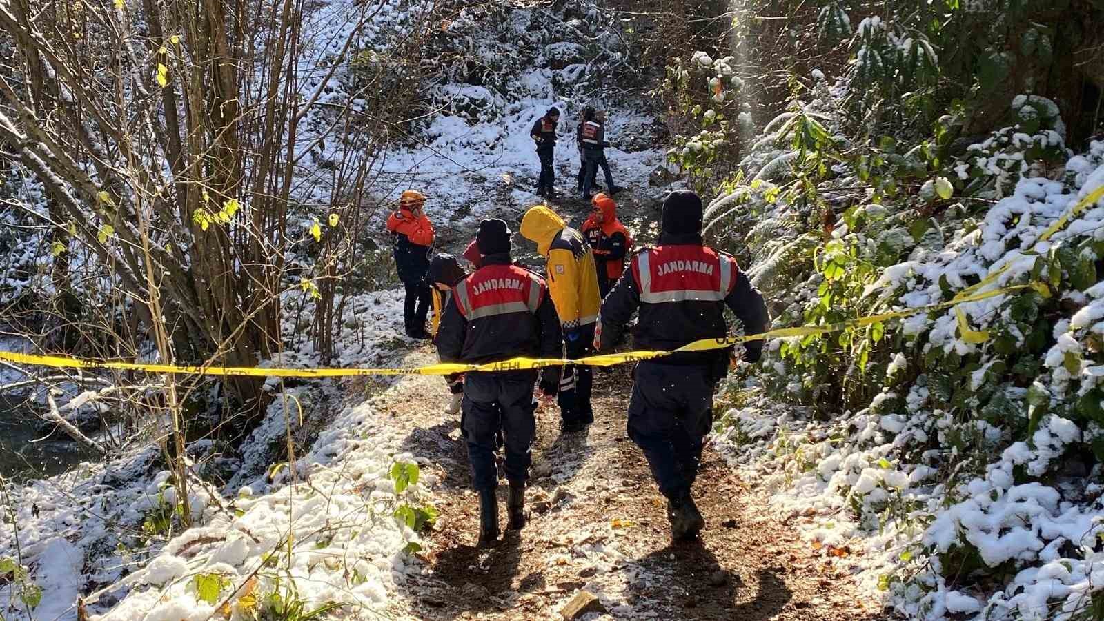 Karlı havada atletli bir adam, dere yatağında otomobilden 10 metre uzaklıkta ölü bulundu
