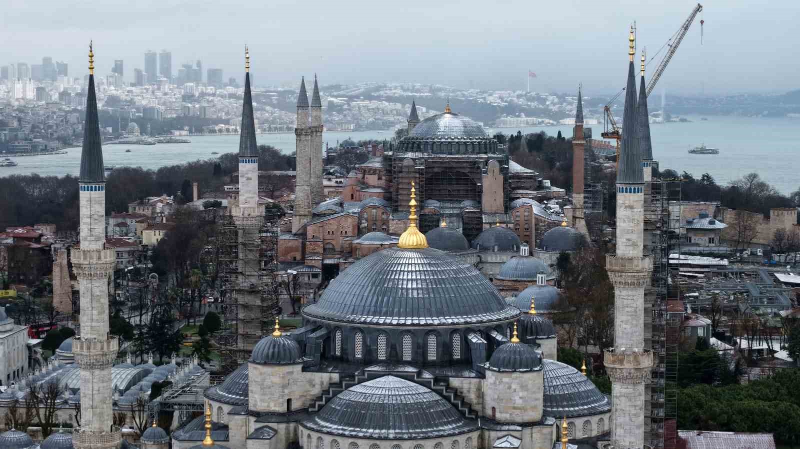 Karlı havanın etkili olduğu Tarihi Yarımada havadan görüntülendi
