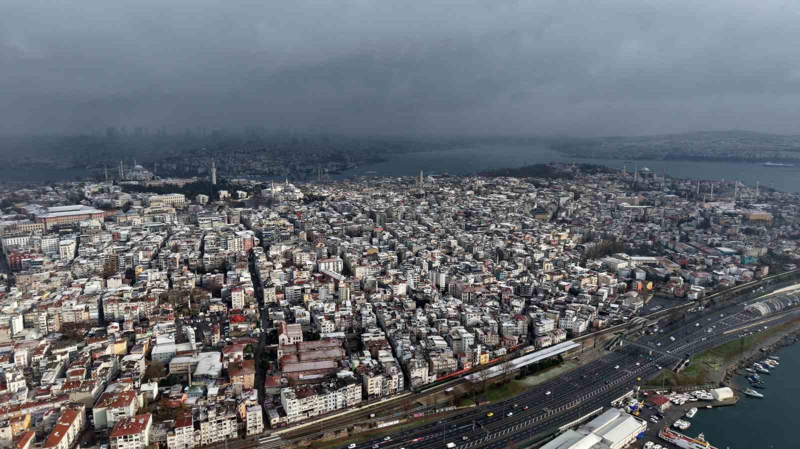Karlı havanın etkili olduğu Tarihi Yarımada havadan görüntülendi
