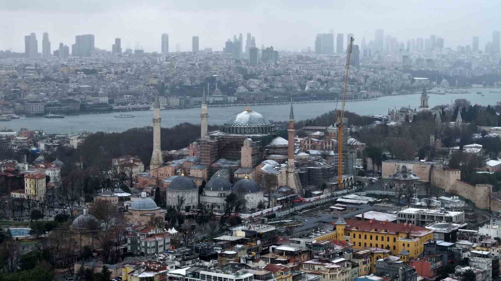 Karlı havanın etkili olduğu Tarihi Yarımada havadan görüntülendi
