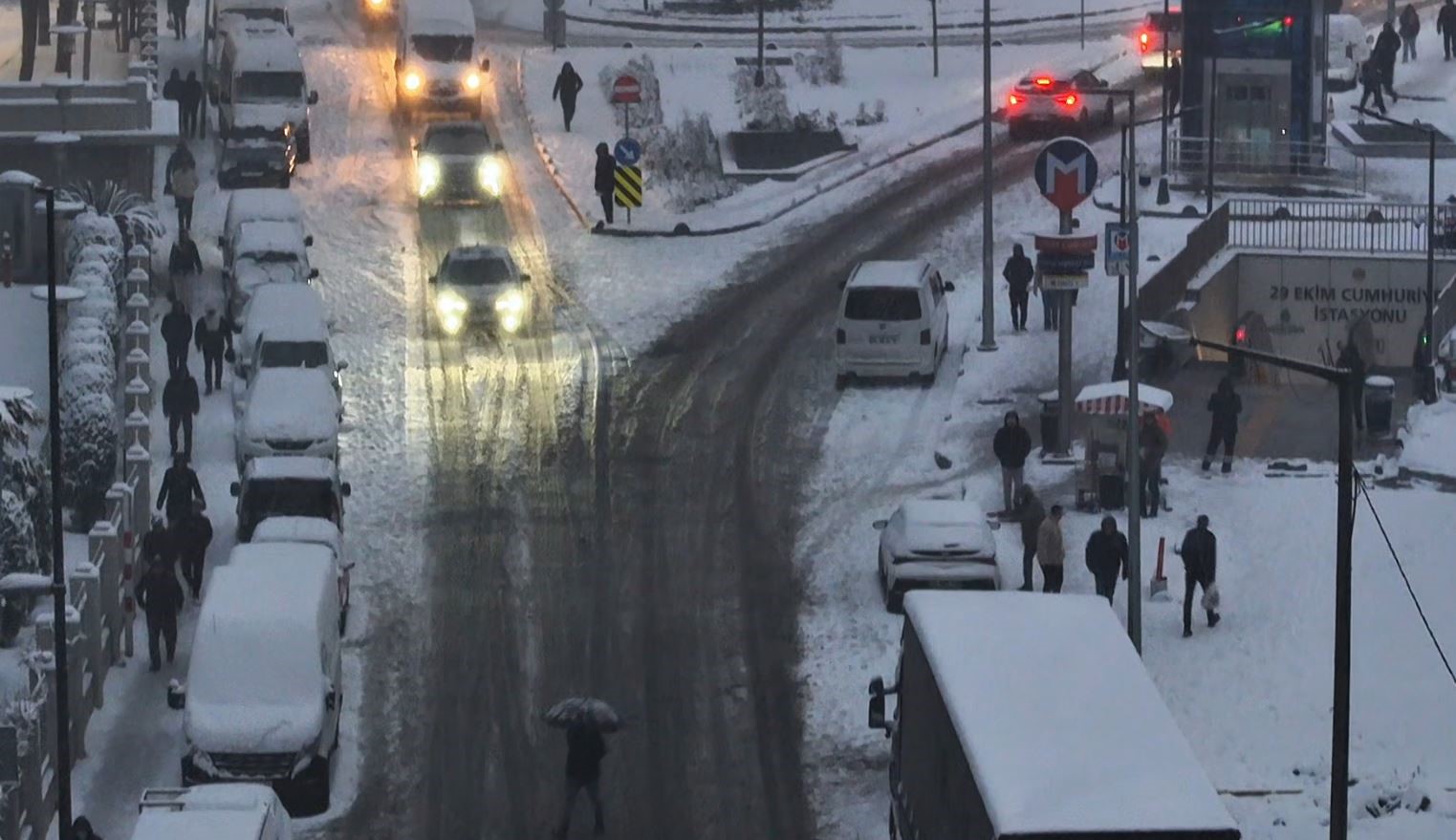 Karlı kaplı yollarda yürüyen vatandaşların karla imtihahı
