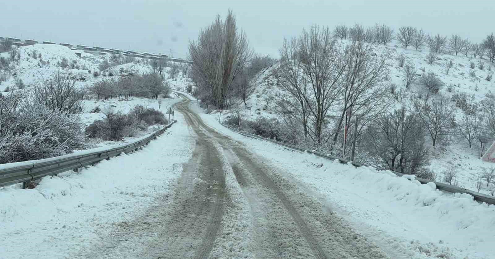 Karlı yolda birçok araç mahsur kaldı
