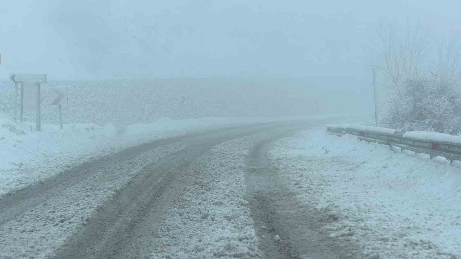 Karlı yolda birçok araç mahsur kaldı
