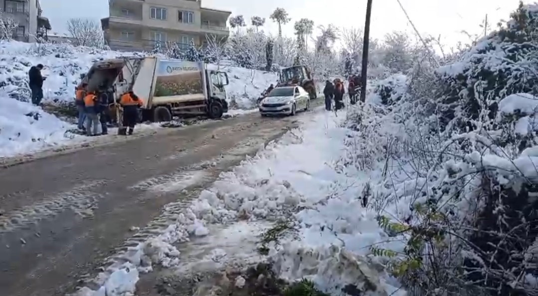 Karlı yolda çöp kamyonu geriye kaydı, işçi yaralandı
