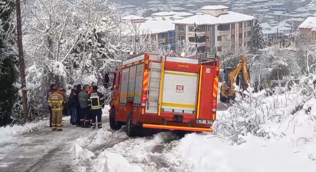Karlı yolda çöp kamyonu geriye kaydı, işçi yaralandı
