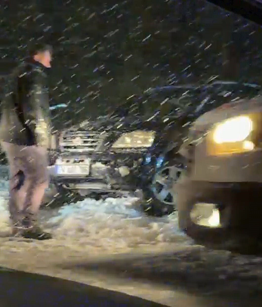 Karlı yolda kayan otomobil karşı şeritten gelen araçla çarpıştı: 6 yaralı
