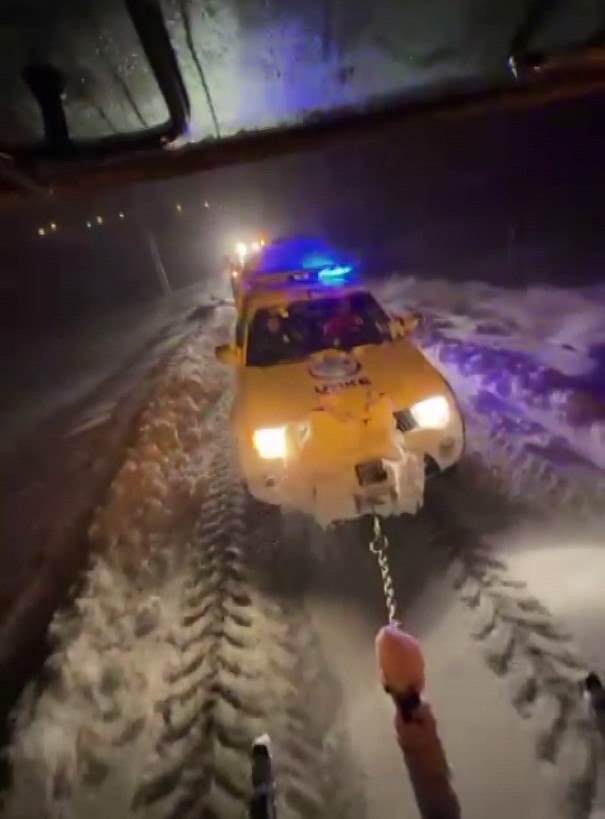 Karlı yolda mahsur kalan ekiplerin yardımına köylüler yetişti
