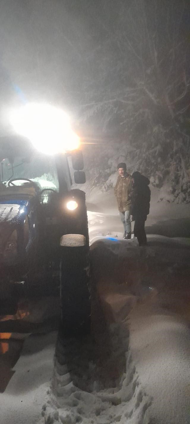 Karlı yolda mahsur kalan iki kişi kurtarıldı

