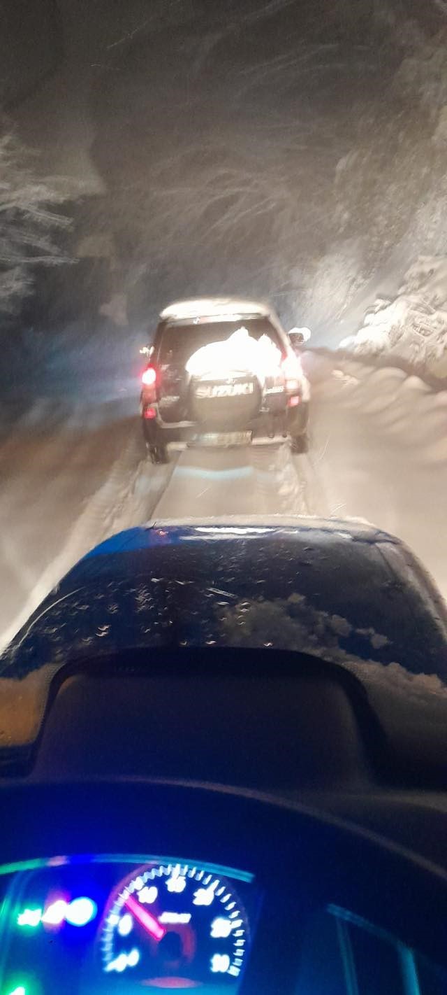 Karlı yolda mahsur kalan iki kişi kurtarıldı
