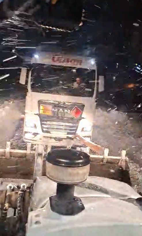 Karlı yolda mahsur kalan tır, iş makinesiyle kurtarıldı
