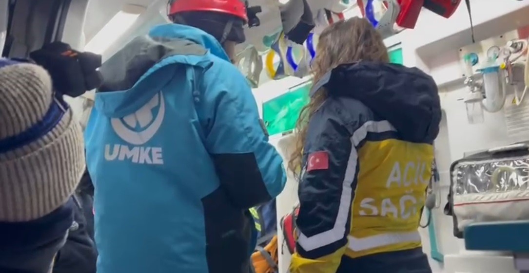 Karlı yollar aşıldı, hasta hastaneye ulaştırıldı
