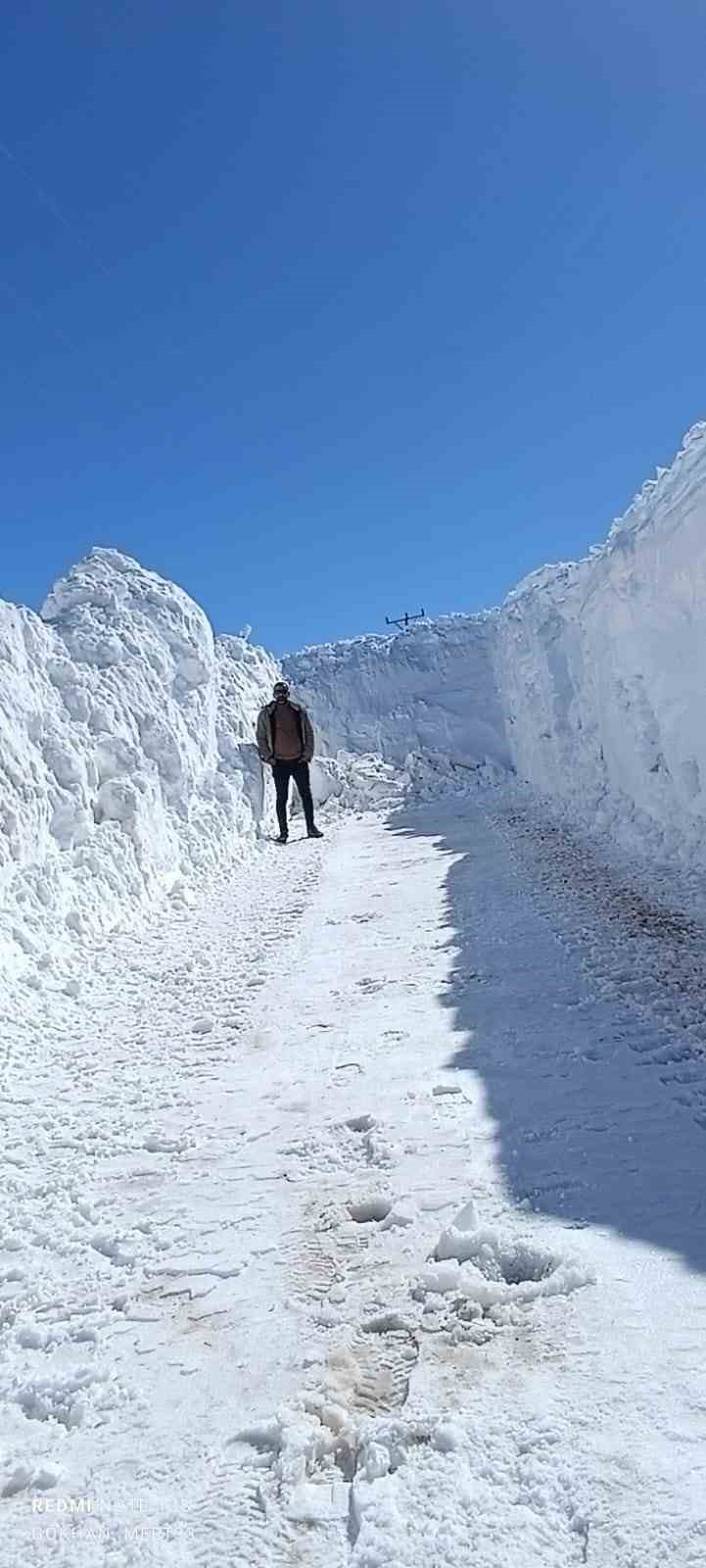 Karlıova’da 2 metreyi aşan karla mücadele
