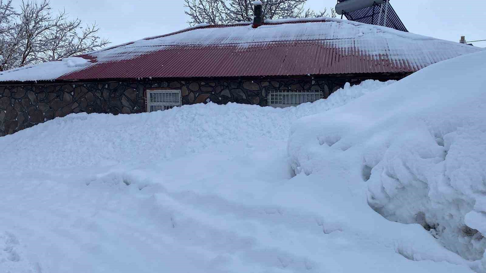 Karlıova’da 40 gündür süren kar yağışı hayatı zorlaştırıyor
