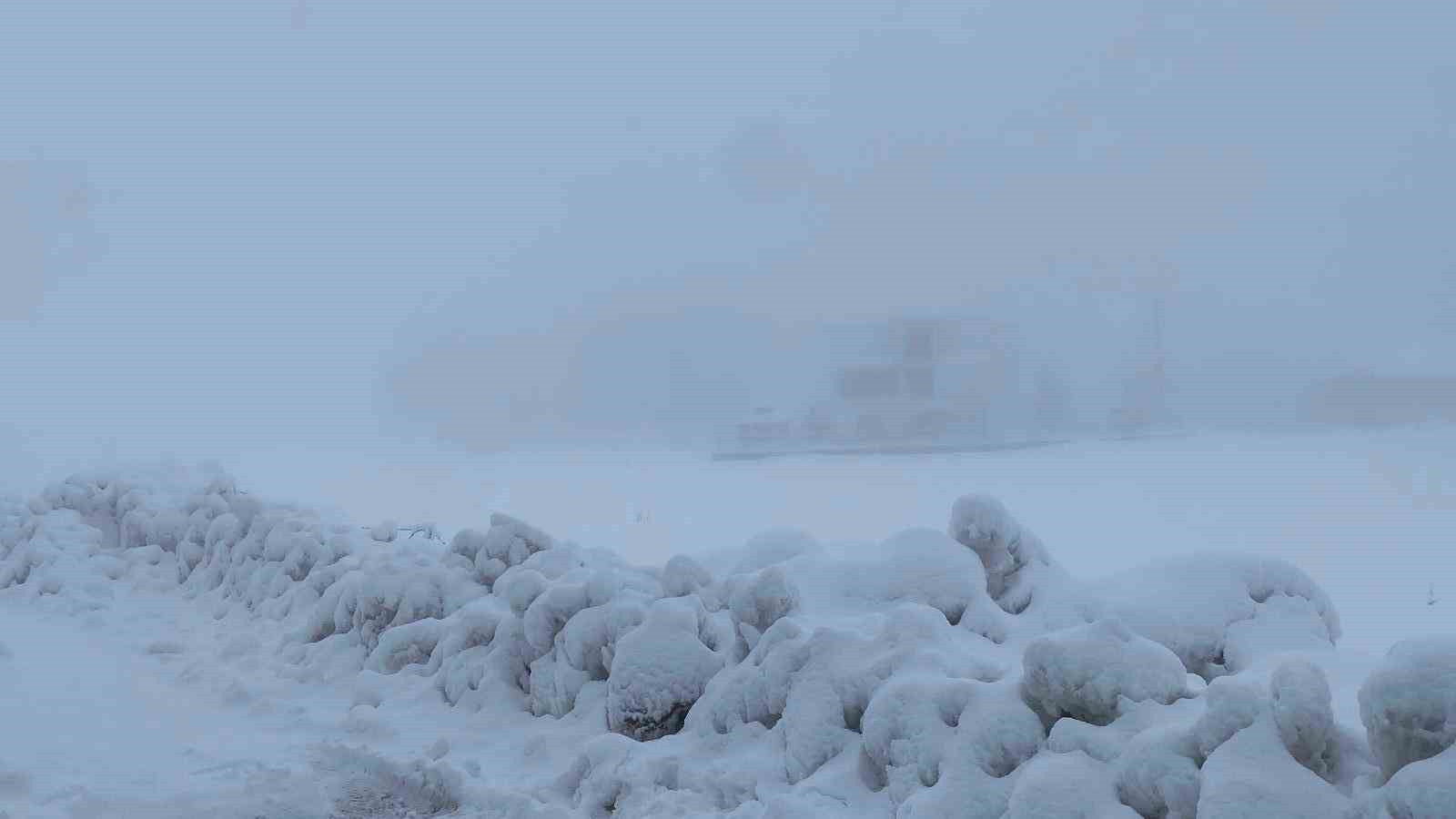 Karlıova’da 40 gündür süren kar yağışı hayatı zorlaştırıyor
