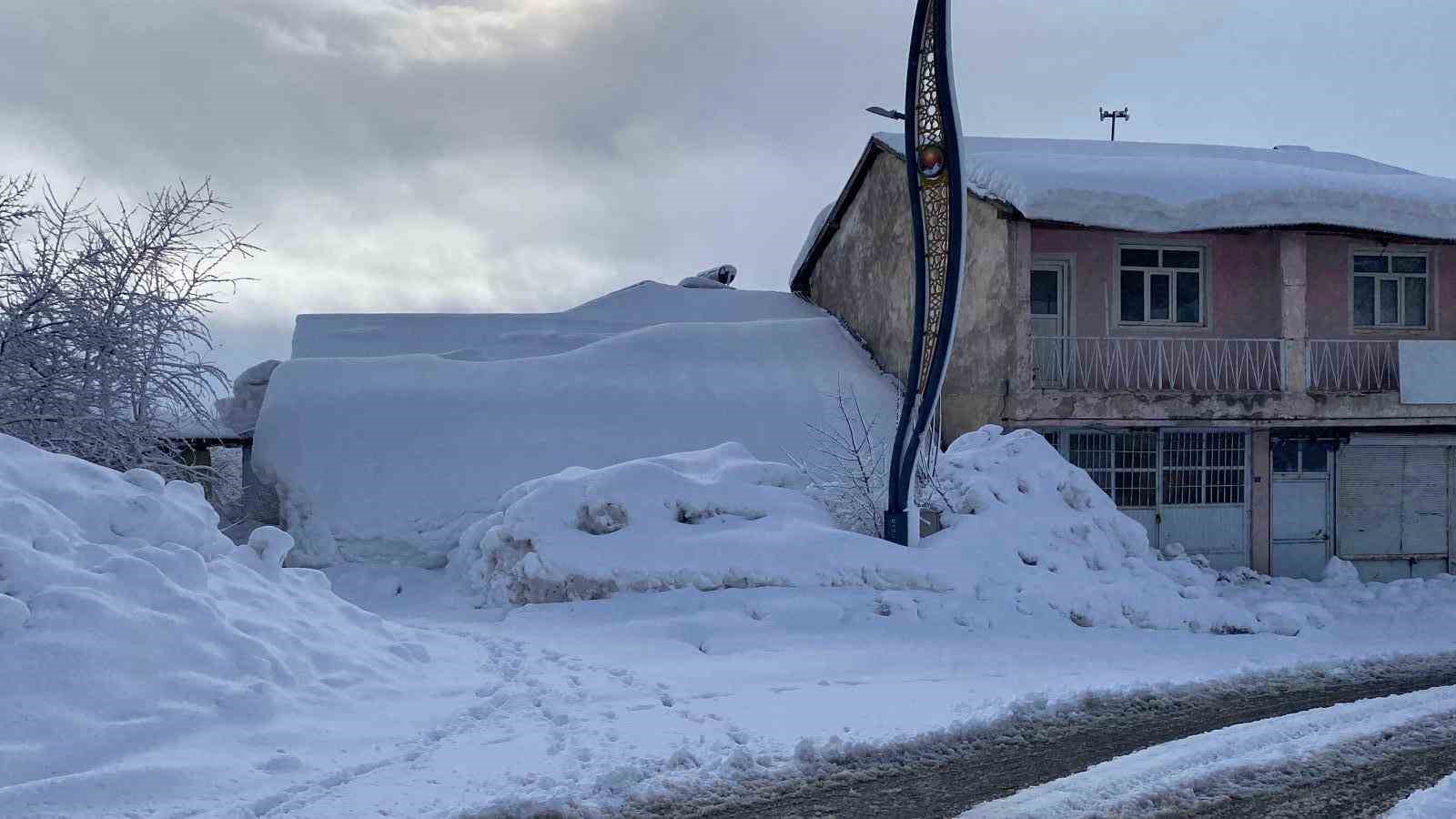 Karlıova’da kar yağışı etkisini sürdürüyor

