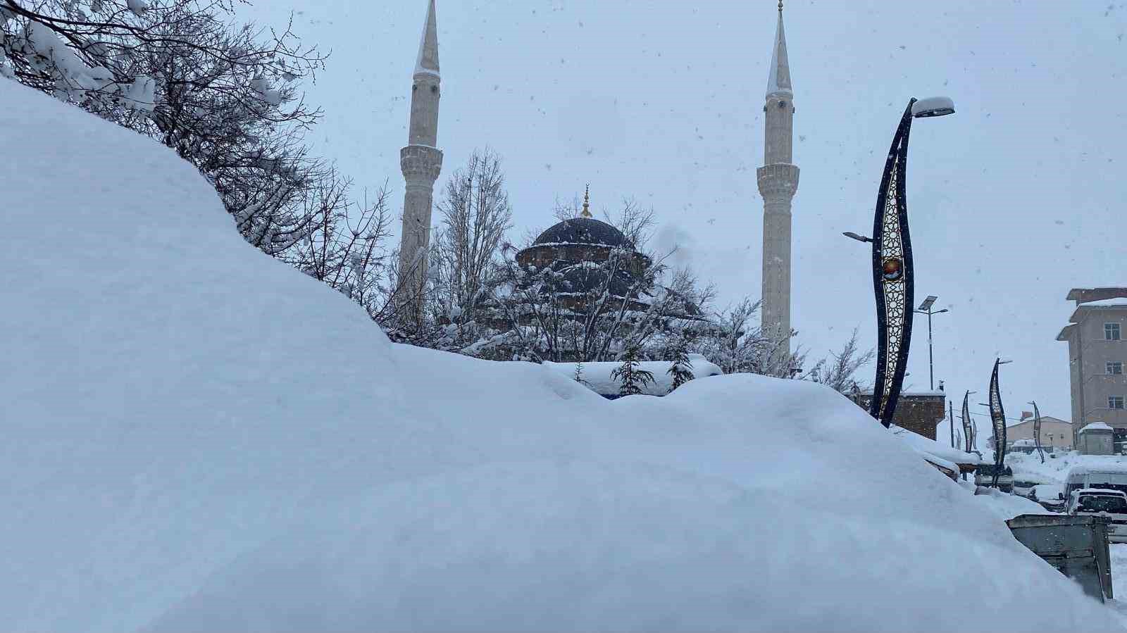 Karlıova’da kar yağışı yeniden etkili oldu

