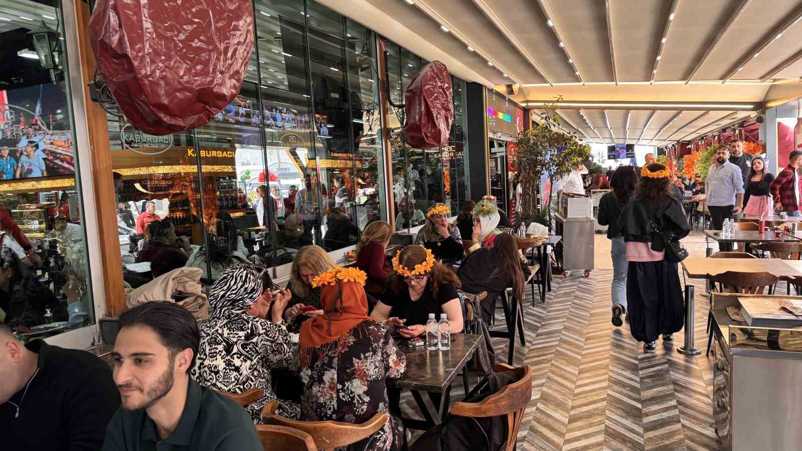 Karnaval esnafın yüzünü güldürdü, kebapçılar doldu taştı
