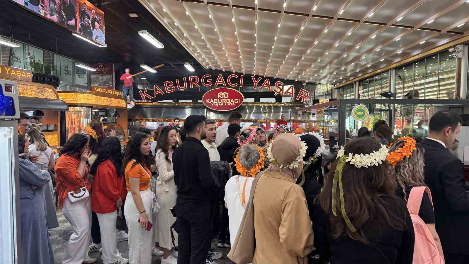 Karnaval esnafın yüzünü güldürdü, kebapçılar doldu taştı
