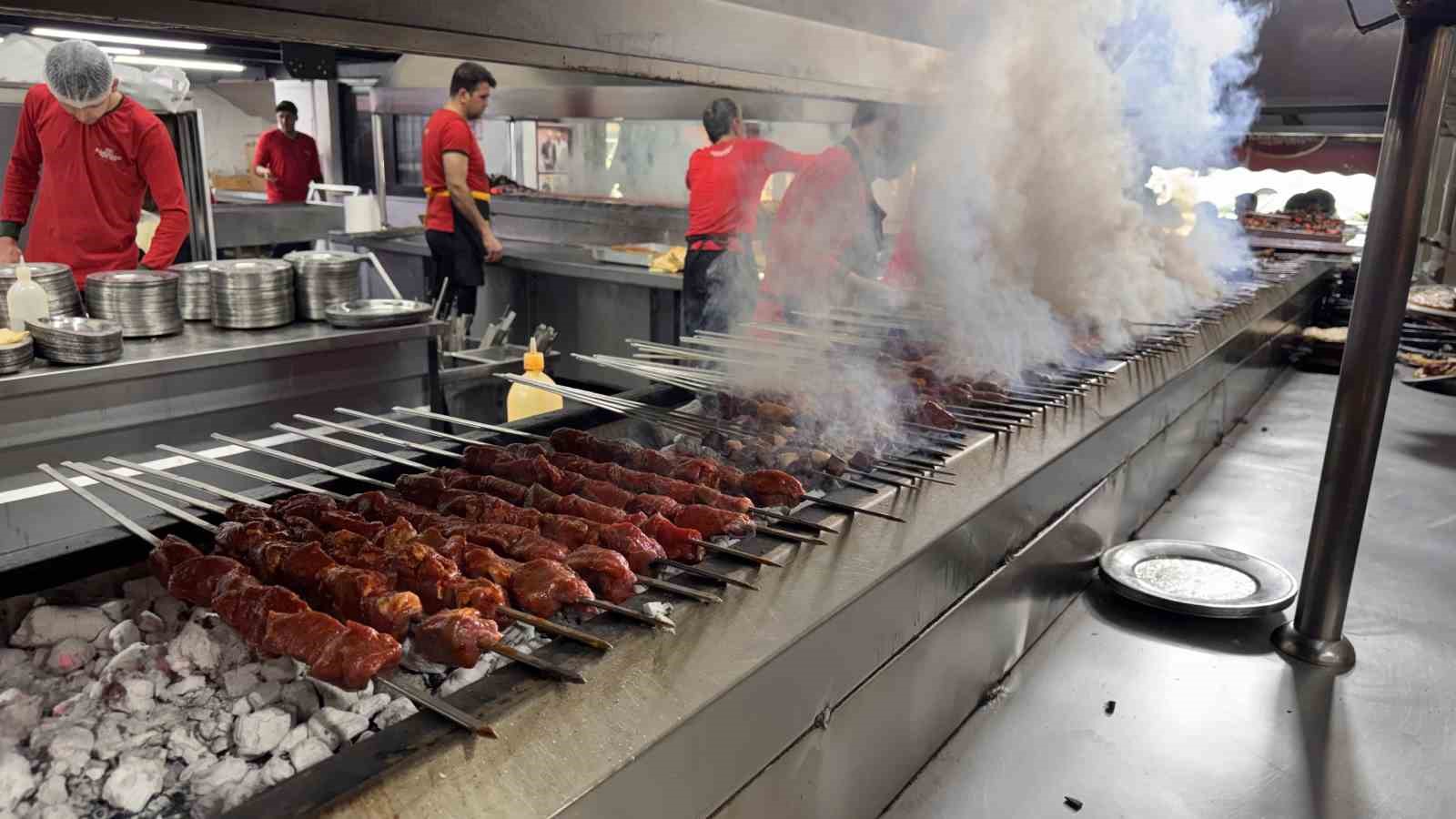 Karnaval esnafın yüzünü güldürdü, kebapçılar doldu taştı
