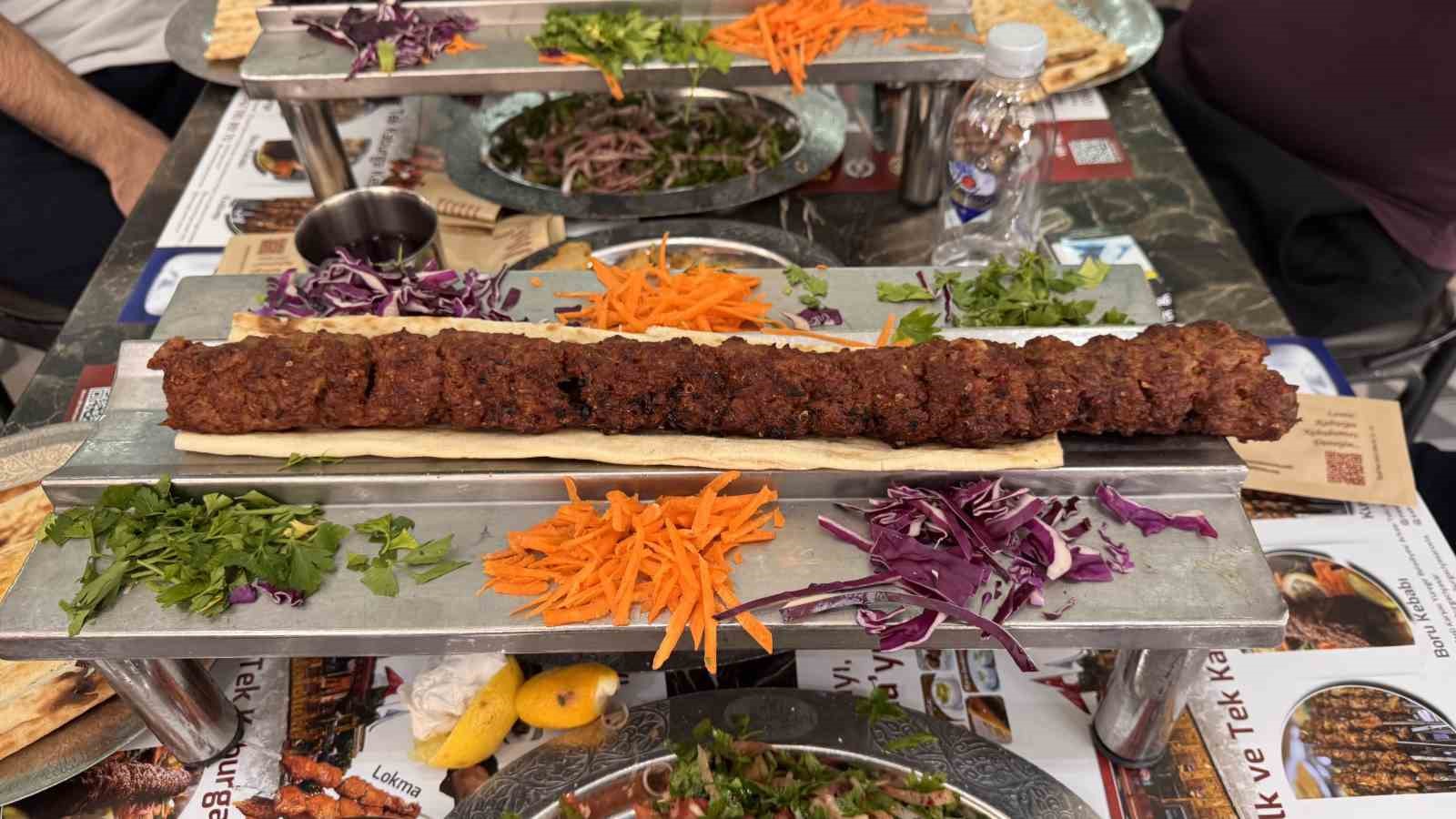 Karnaval esnafın yüzünü güldürdü, kebapçılar doldu taştı
