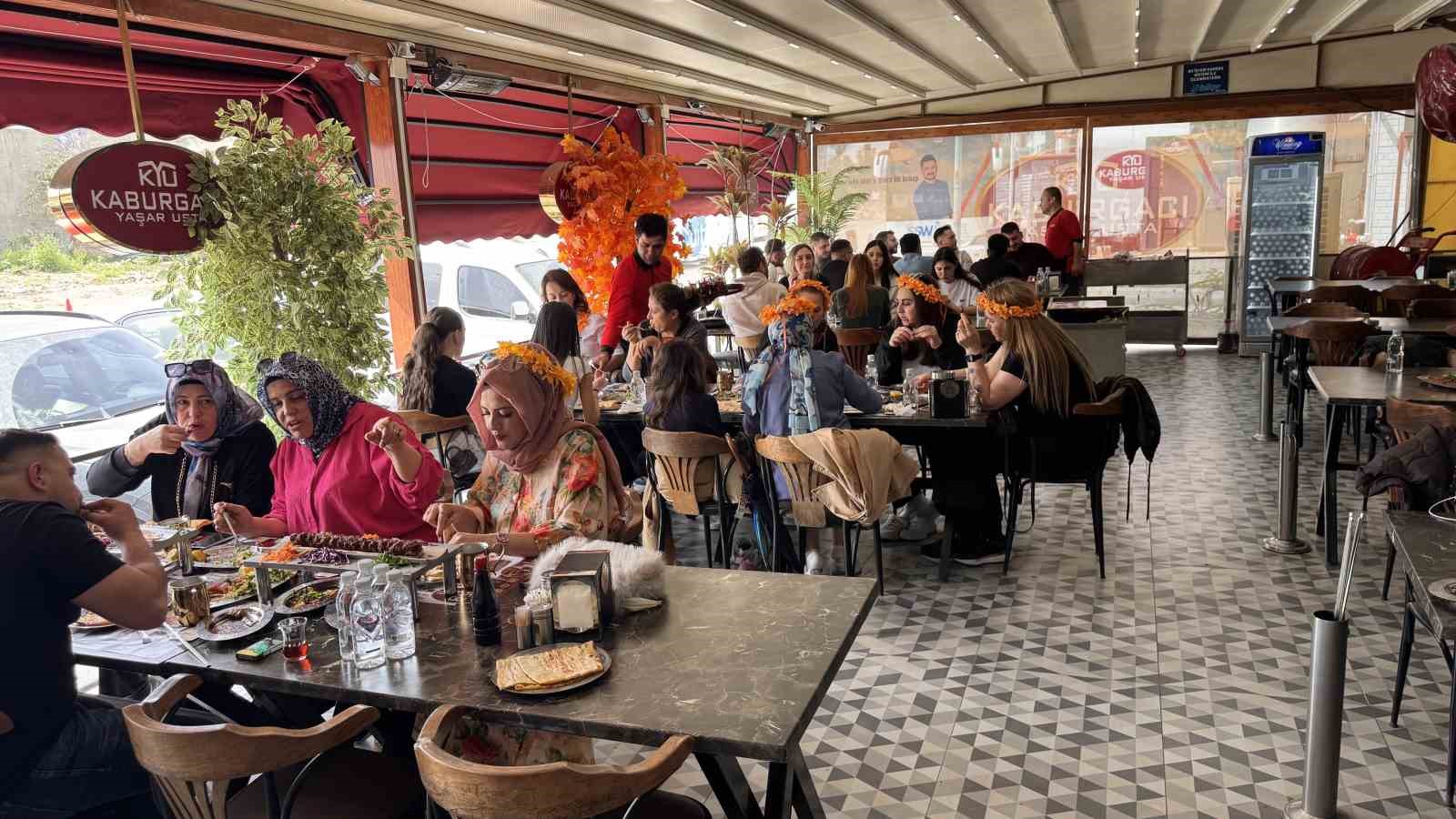 Karnaval esnafın yüzünü güldürdü, kebapçılar doldu taştı
