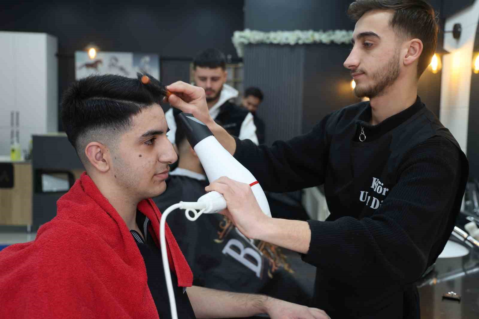 Karne günü başarının adresi bu kez okul değil, kuaför oldu
