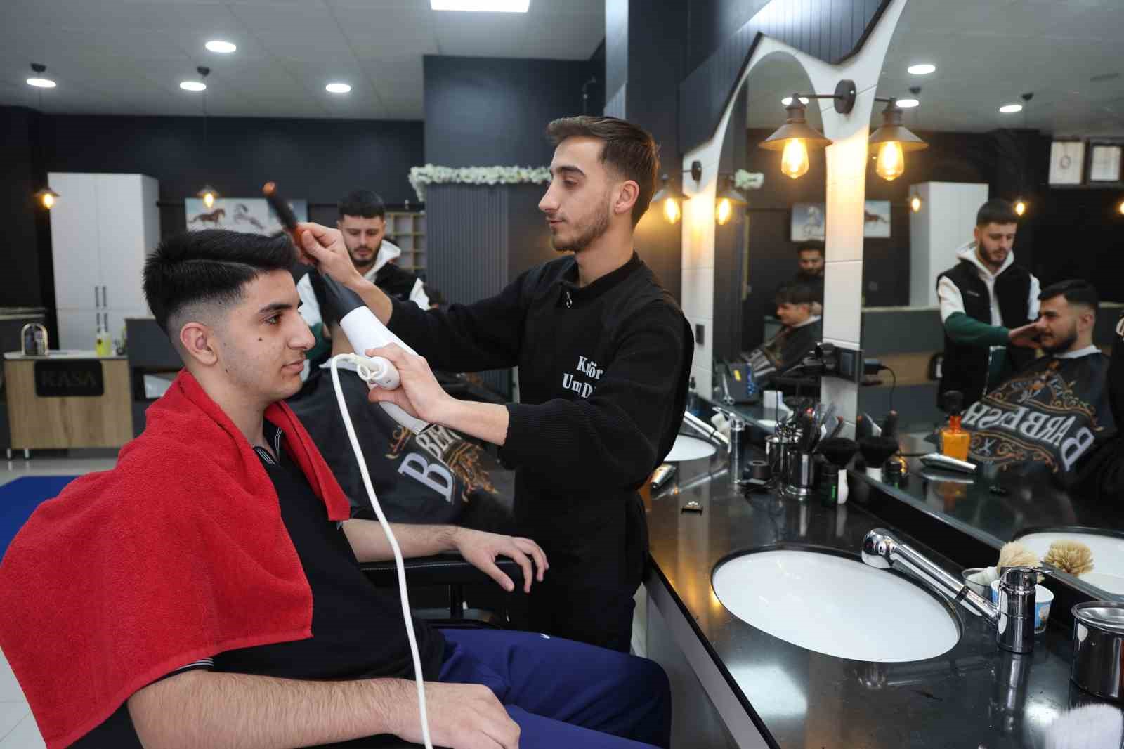 Karne günü başarının adresi bu kez okul değil, kuaför oldu
