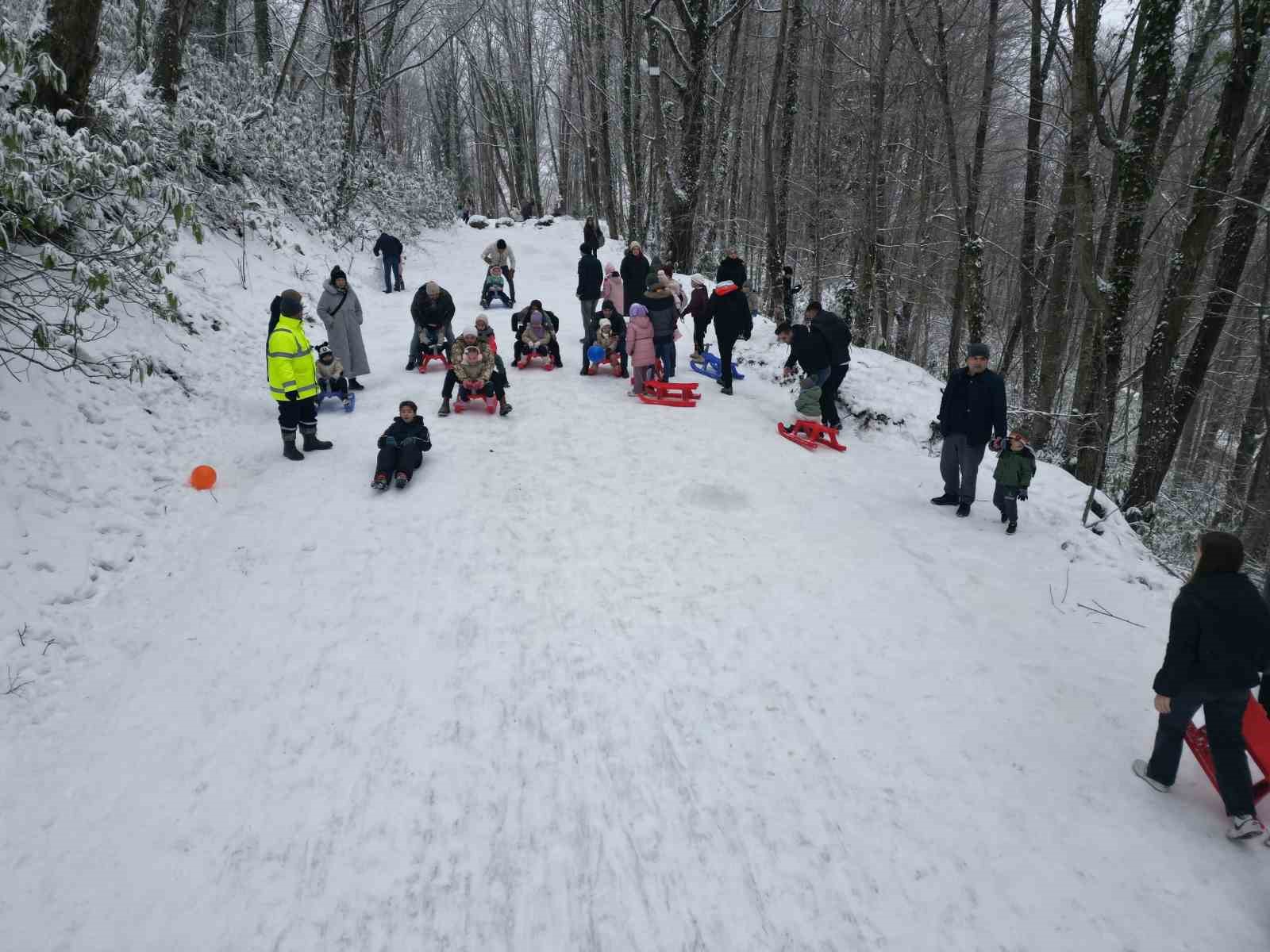 Karne hediyesi kar eğlencesi: Aktepe’de 7’den 70’e kızak şöleni

