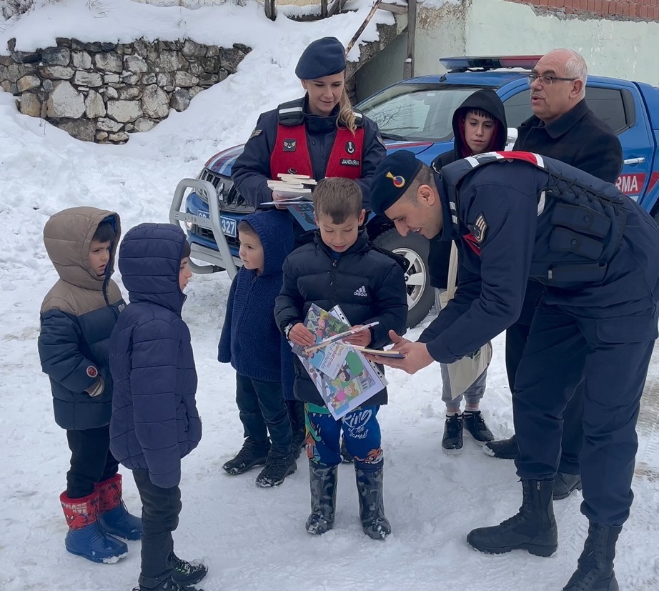 Karnelerini jandarma ekipleri ulaştırdı
