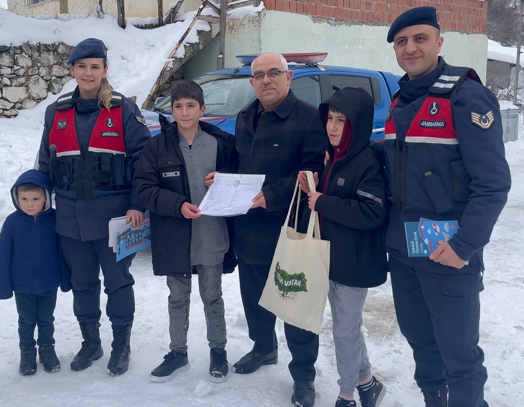 Karnelerini jandarma ekipleri ulaştırdı
