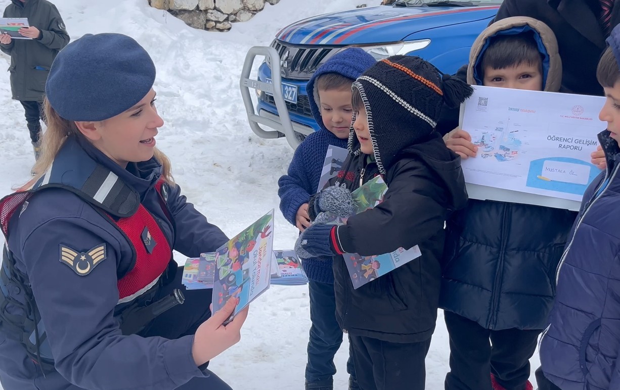 Karnelerini jandarma ekipleri ulaştırdı
