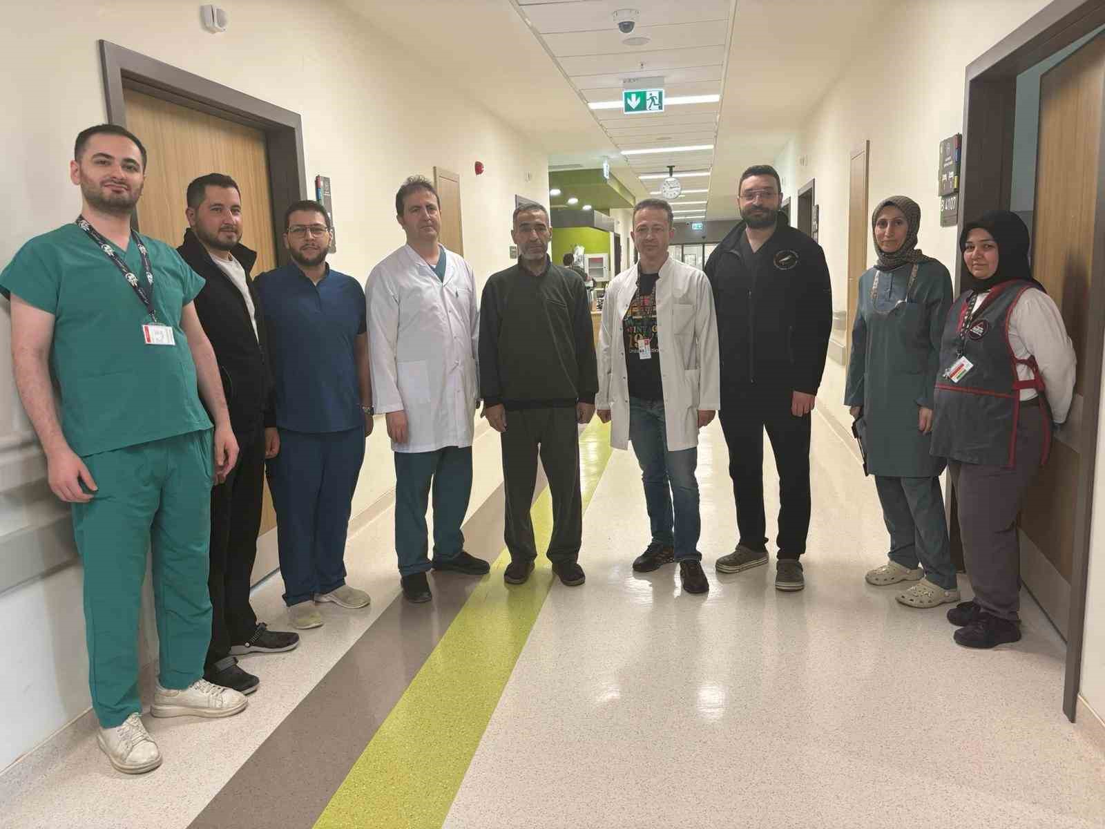 Karnında 8 kiloluk böbrekle yaşayan hasta, 30 dakikalık ameliyatla sağlığına kavuştu
