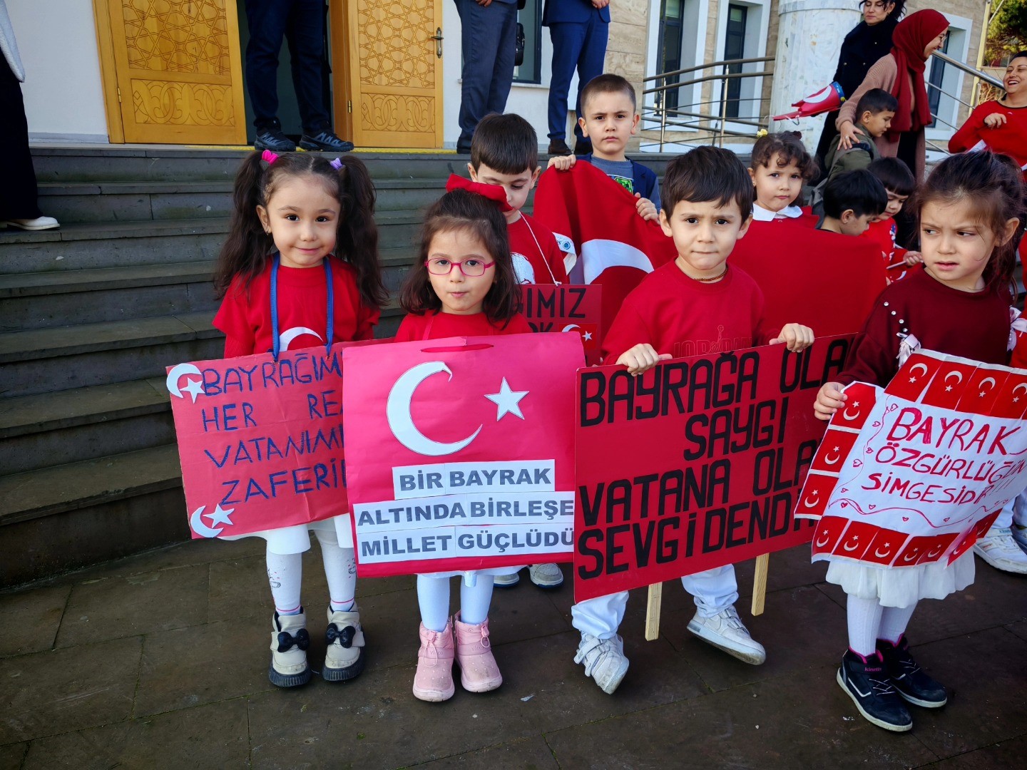 Karpuzlu’da miniklerden bayrağa saygı
