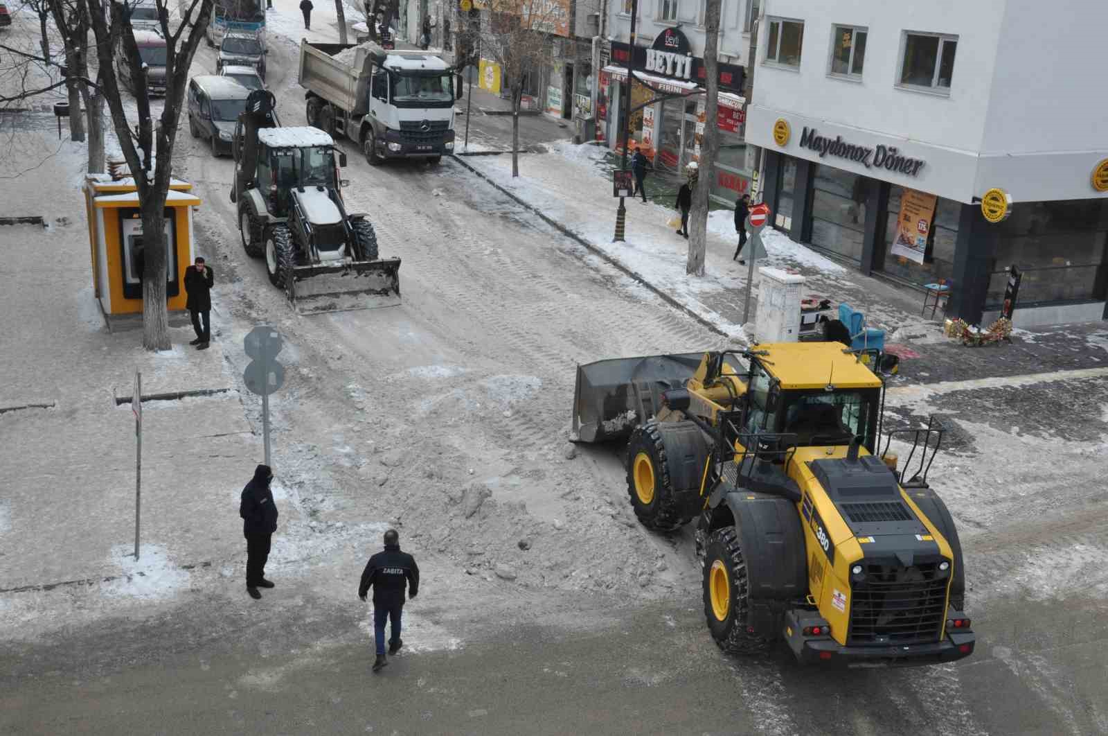 Kars Belediyesi’nden yoğun kar mesaisi: Caddeler temizleniyor
Kars Belediyesi’nden yoğun kar mesaisi: Caddeler temizleniyor