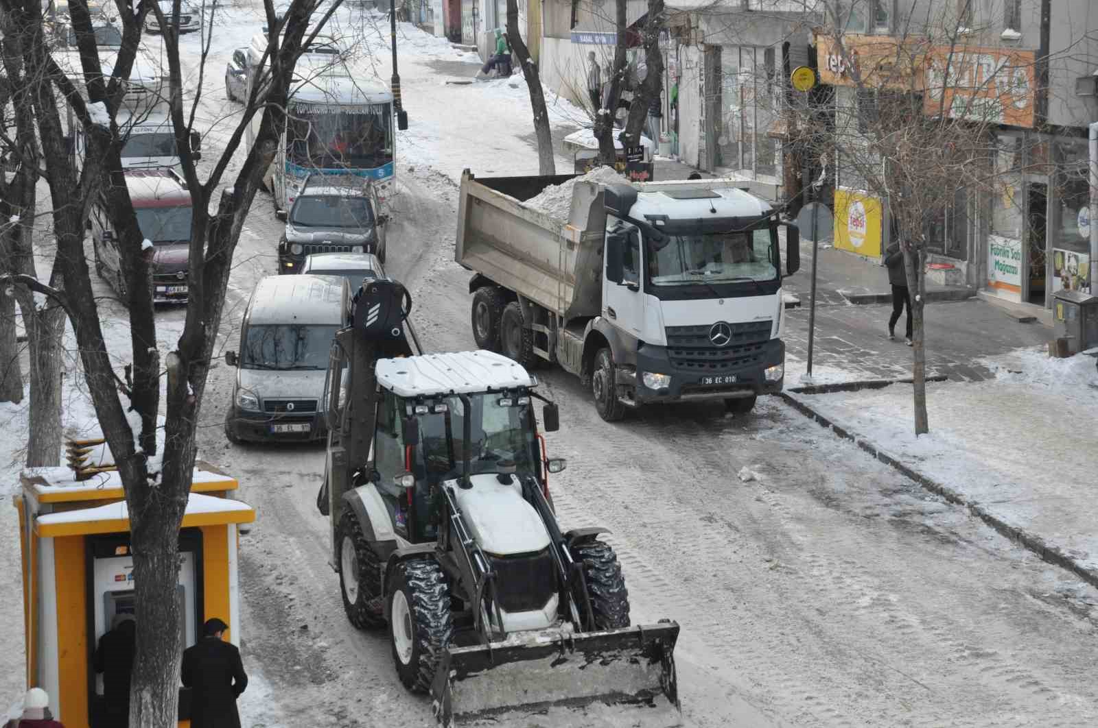 Kars Belediyesi’nden yoğun kar mesaisi: Caddeler temizleniyor
Kars Belediyesi’nden yoğun kar mesaisi: Caddeler temizleniyor