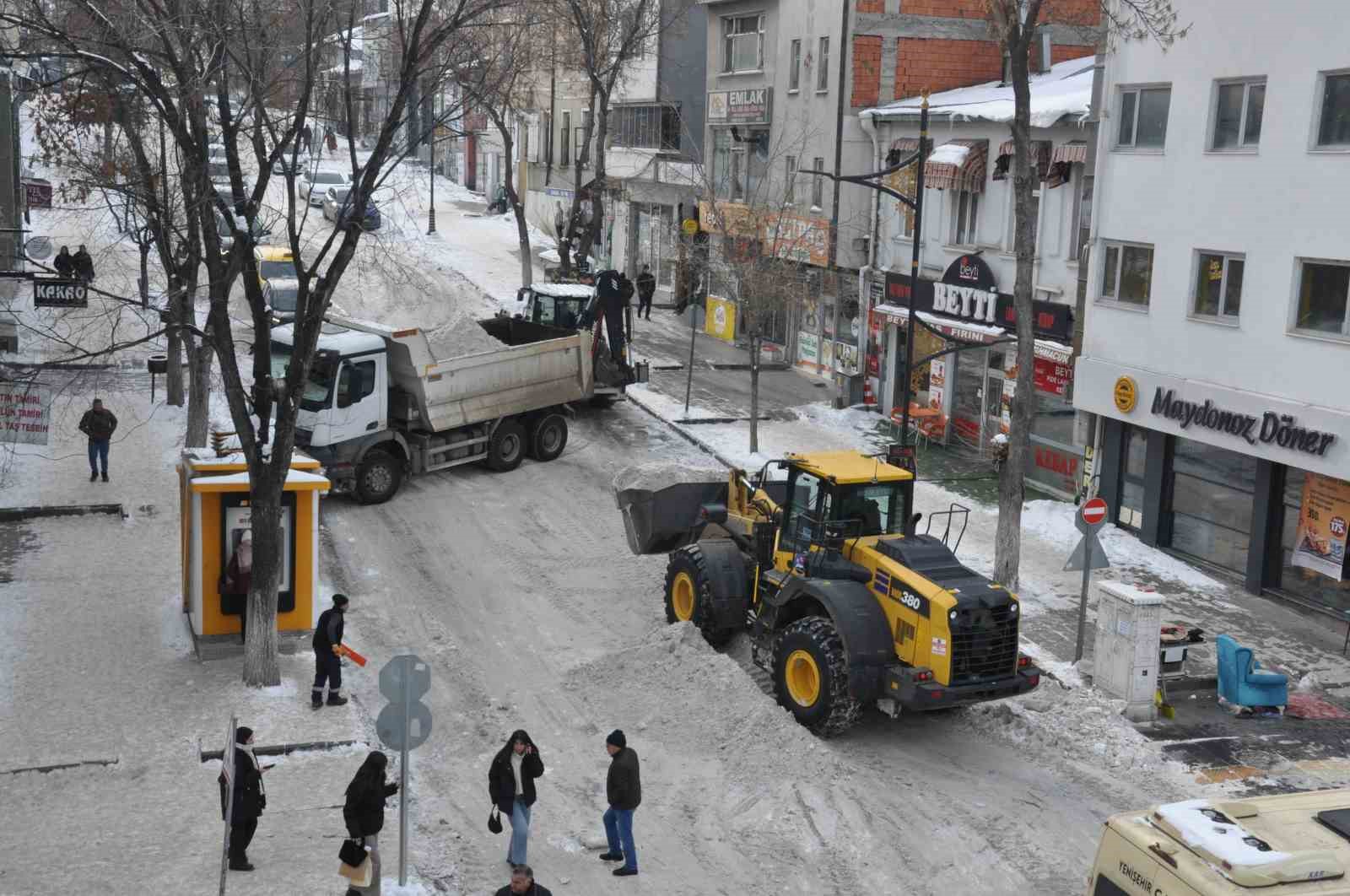 Kars Belediyesi’nden yoğun kar mesaisi: Caddeler temizleniyor
Kars Belediyesi’nden yoğun kar mesaisi: Caddeler temizleniyor