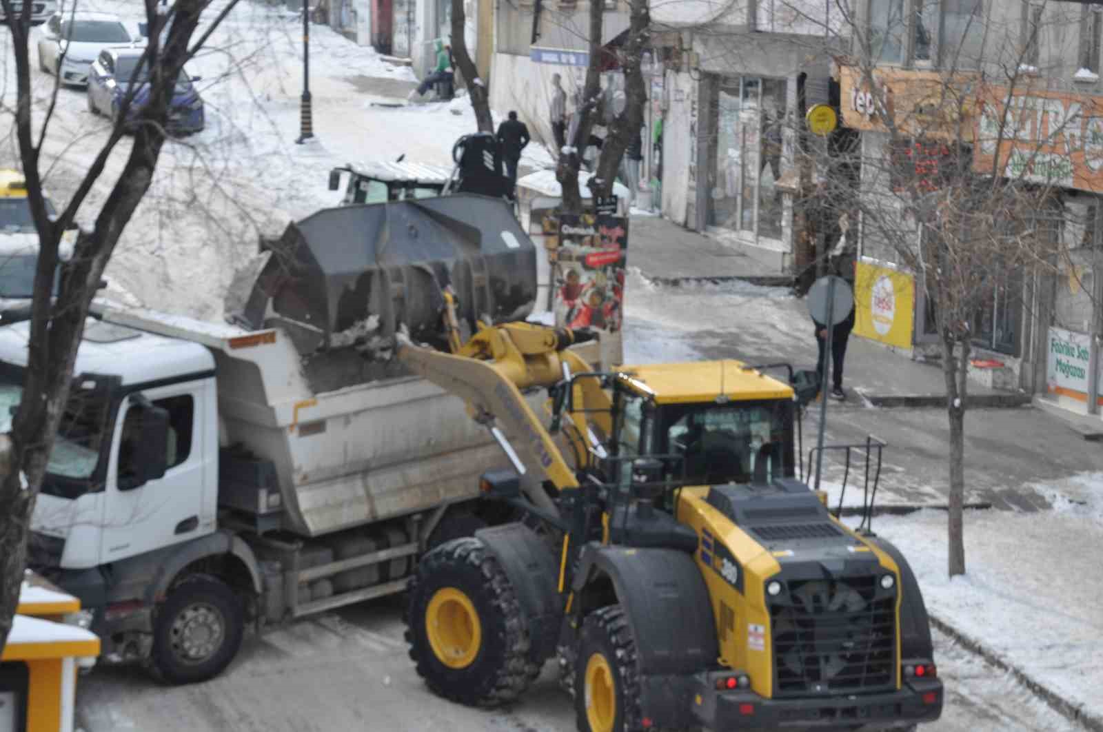 Kars Belediyesi’nden yoğun kar mesaisi: Caddeler temizleniyor
Kars Belediyesi’nden yoğun kar mesaisi: Caddeler temizleniyor