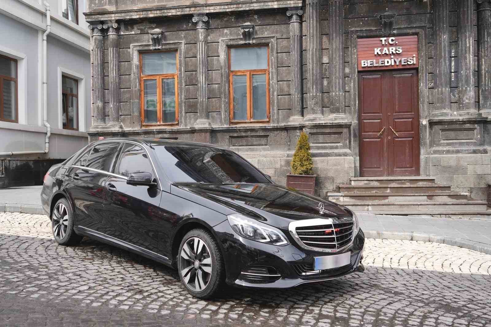 Kars Belediyesine Azerbaycan’dan anlamlı destek: Makam aracı hediye edildi
Kars Belediyesine Azerbaycan’dan anlamlı destek: Makam aracı hediye edildi